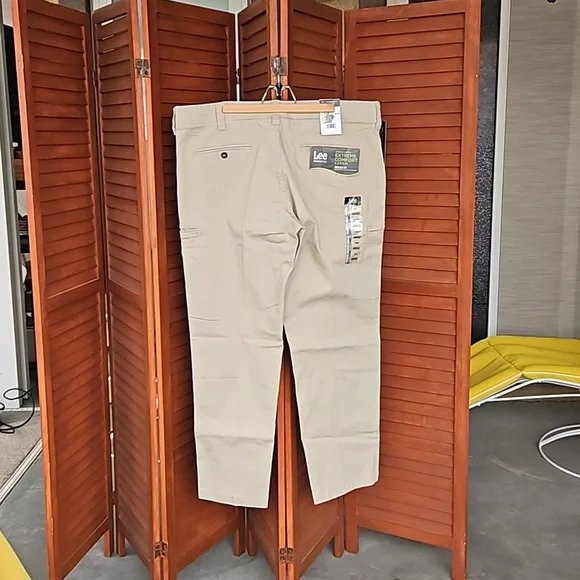 NWT- Lee Brand Men's Extreme Comfort Cargo pants. Size 40x32. - Picture 2 of 5